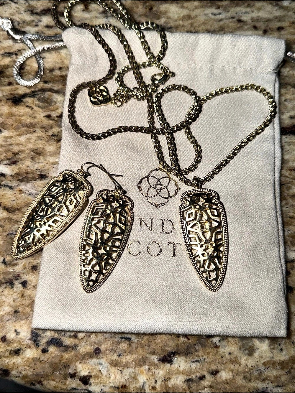Lynn & Lottie Geometric Pendant Necklace Set in Gold Like New